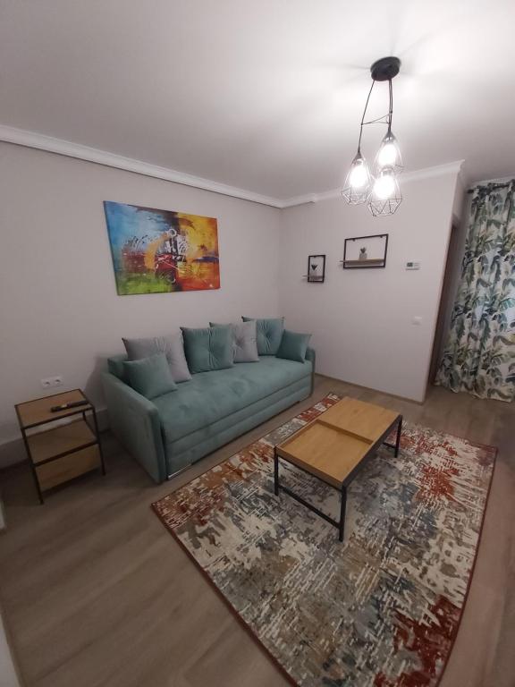 - un salon avec un canapé et une table basse dans l'établissement Modern Studio, à Târgu-Mureş