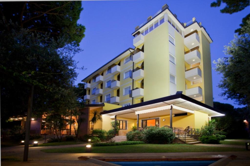 d'un bâtiment la nuit dans l'établissement Hotel Venezia, à Marina di Pietrasanta