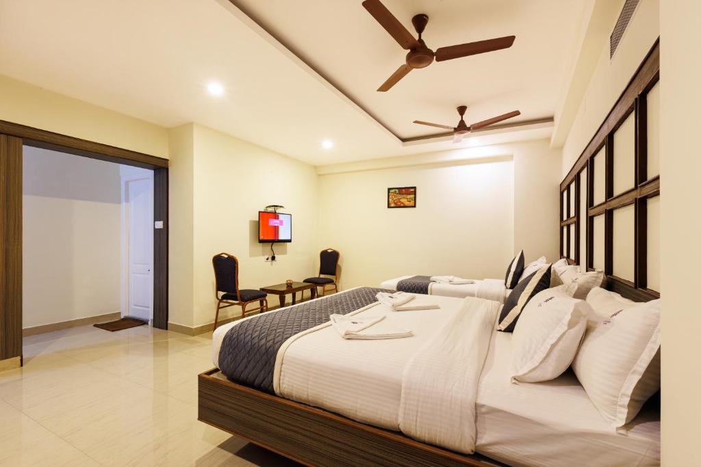 Postel nebo postele na pokoji v ubytování Hotel Comfort Park - Opposite Sri Ramachandra Medical College Porur