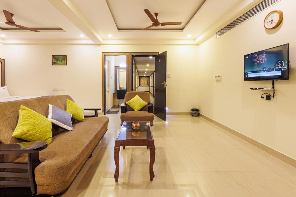 TV a/nebo společenská místnost v ubytování Hotel Comfort Park - Opposite Sri Ramachandra Medical College Porur