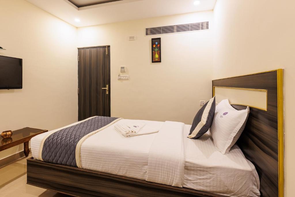 Postel nebo postele na pokoji v ubytování Hotel Comfort Park - Opposite Sri Ramachandra Medical College Porur