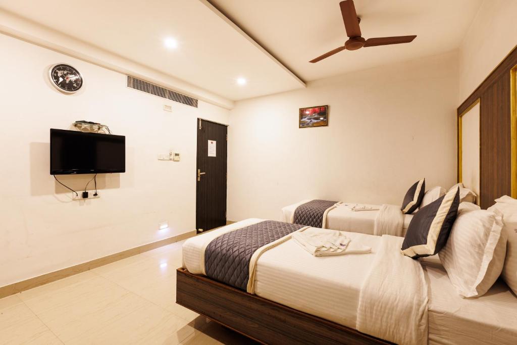 TV a/nebo společenská místnost v ubytování Hotel Comfort Park - Opposite Sri Ramachandra Medical College Porur