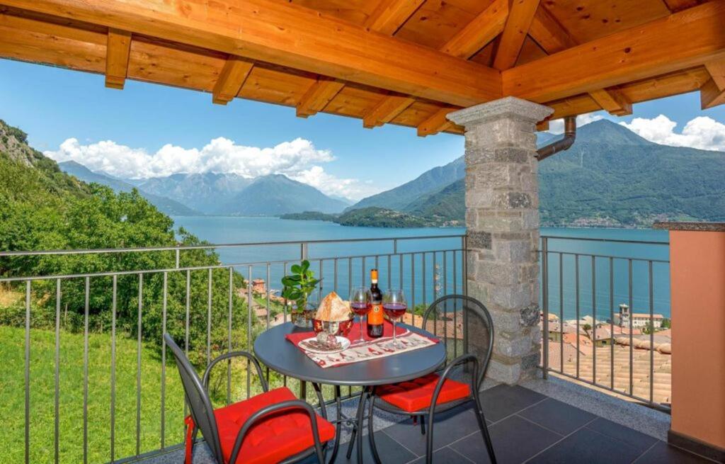 einen Tisch und Stühle auf einem Balkon mit Seeblick in der Unterkunft Piccola Orchidea Piccola Orchidea Finestra sul Lago in Musso