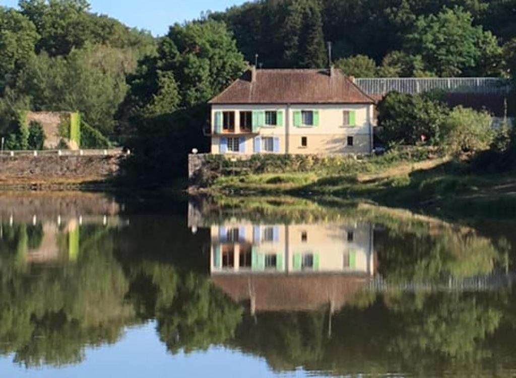 ein Haus auf der Seite eines Wasserkörpers in der Unterkunft Forest Lake views and fishing in Troniçais