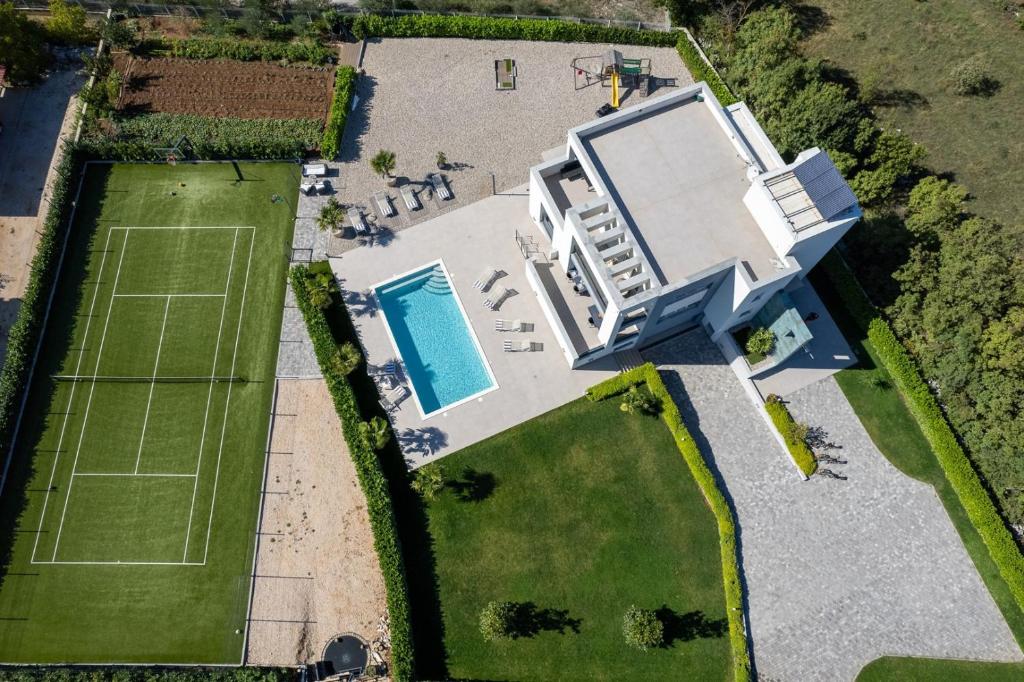 Tenis alebo squash v ubytovaní Villa Marijeta exclusive 5 star villa with 50sqm private pool, 6 bedrooms and playroom alebo jeho okolí