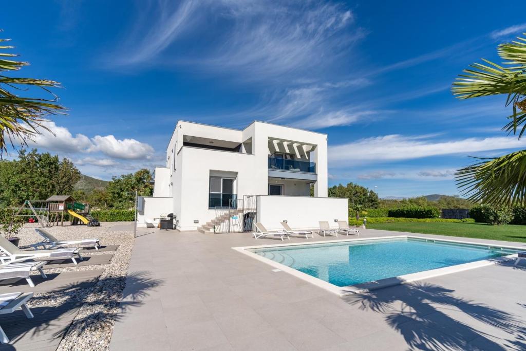 Bazén v ubytovaní Villa Marijeta exclusive 5 star villa with 50sqm private pool, 6 bedrooms and playroom alebo v jeho blízkosti