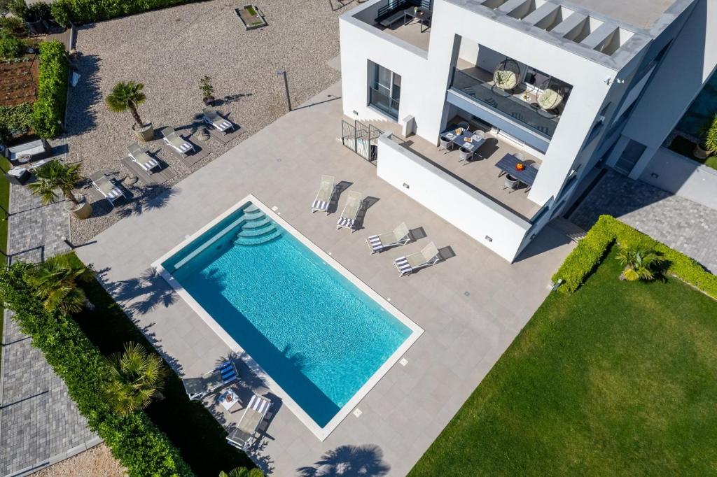 Bazén v ubytovaní Villa Marijeta exclusive 5 star villa with 50sqm private pool, 6 bedrooms and playroom alebo v jeho blízkosti