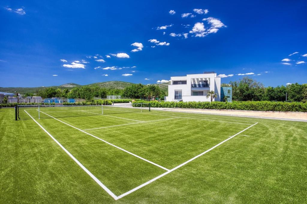 Tenis alebo squash v ubytovaní Villa Marijeta exclusive 5 star villa with 50sqm private pool, 6 bedrooms and playroom alebo jeho okolí