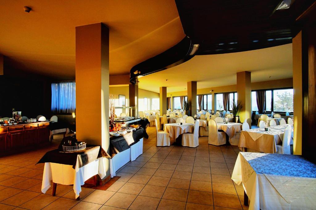 A restaurant or other place to eat at PanoramaHotel Penegal