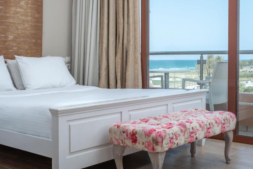 Ein Bett oder Betten in einem Zimmer der Unterkunft Georgia's Garden by Omilos Hotels
