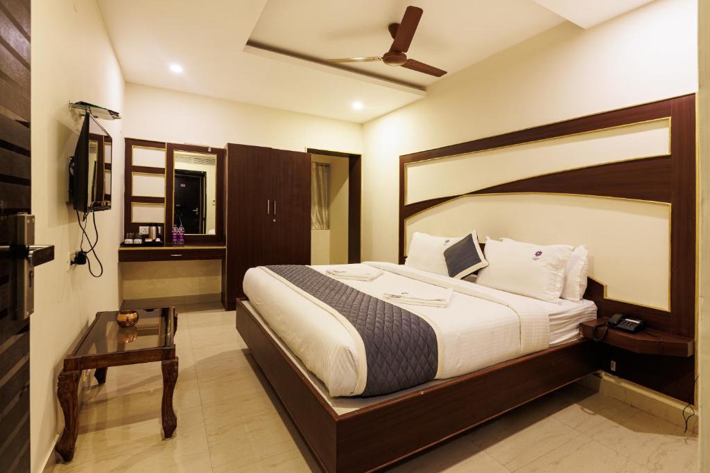 Postel nebo postele na pokoji v ubytování Hotel Comfort Park - Opposite Sri Ramachandra Medical College Porur