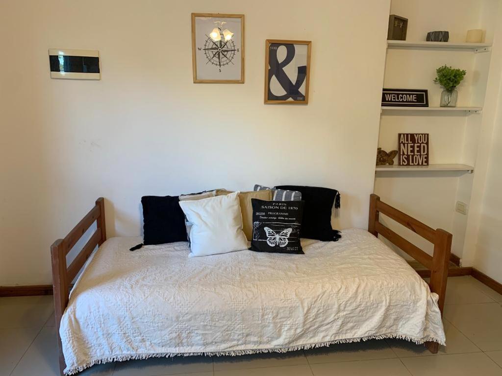 - une chambre avec un lit et des oreillers dans l'établissement Apartamento Paseo Plaza Navarro, à Navarro