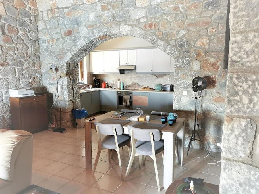 A kitchen or kitchenette at Villa Mavri Ruhige private Pool Villa, Meerblick