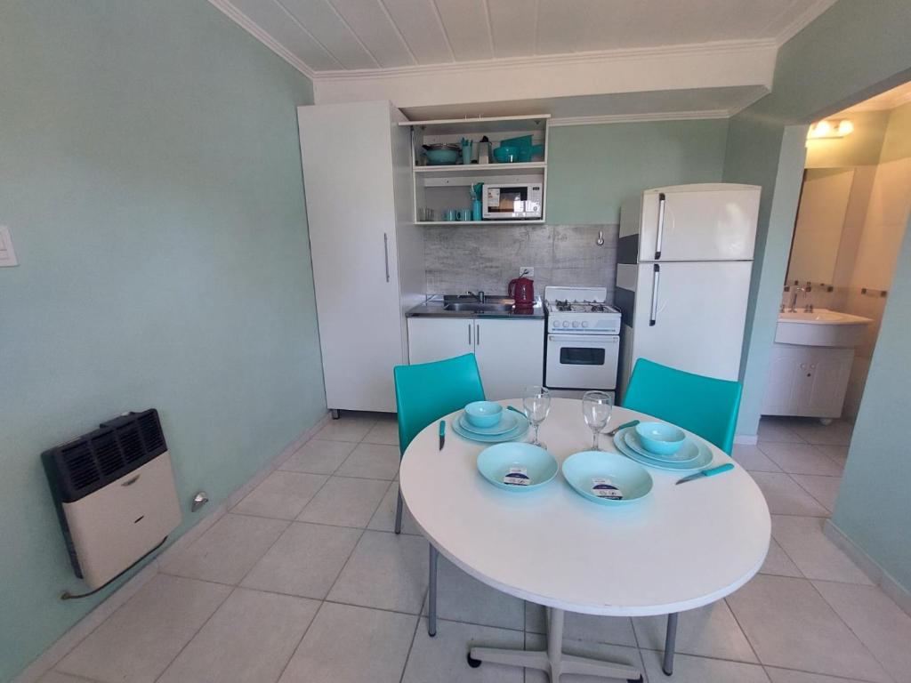 Departamento practico, con buena iluminación y ubicación.