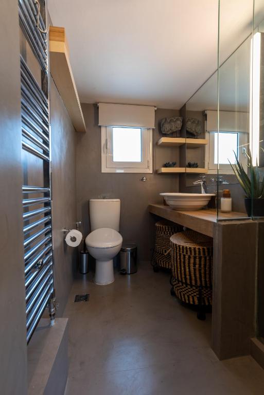 łazienka z toaletą i umywalką w obiekcie Athens Skyline Loft w Atenach