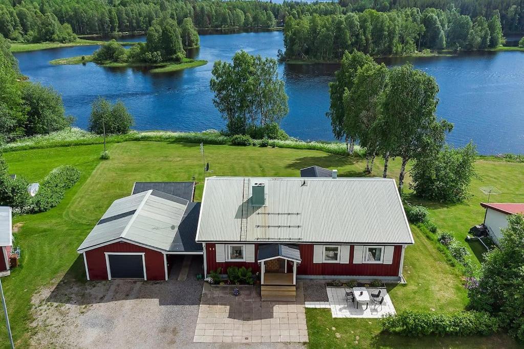Stadsnära och naturskön villa med 50m till vatten - Housity