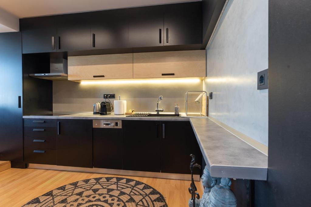 Kuchnia lub aneks kuchenny w obiekcie Athens Skyline Loft