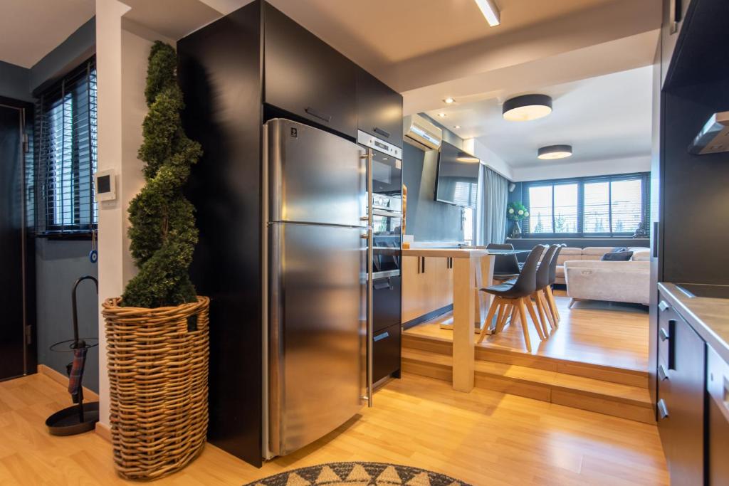 kuchnia i salon z lodówką ze stali nierdzewnej w obiekcie Athens Skyline Loft w Atenach