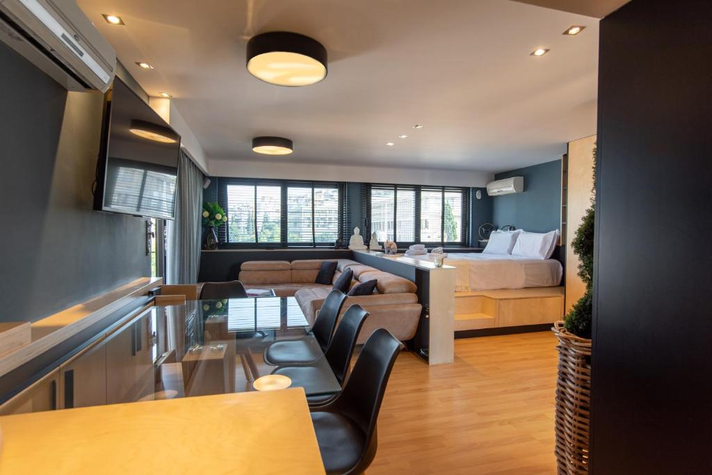 kuchnia i salon z kanapą i stołem w obiekcie Athens Skyline Loft w Atenach