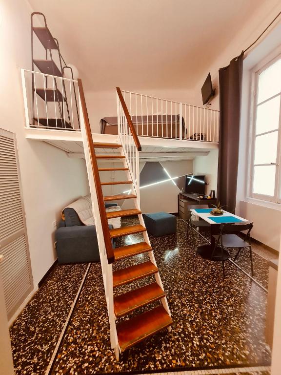 sala de estar con 2 literas y escalera en Galleria San Giorgio, en Génova