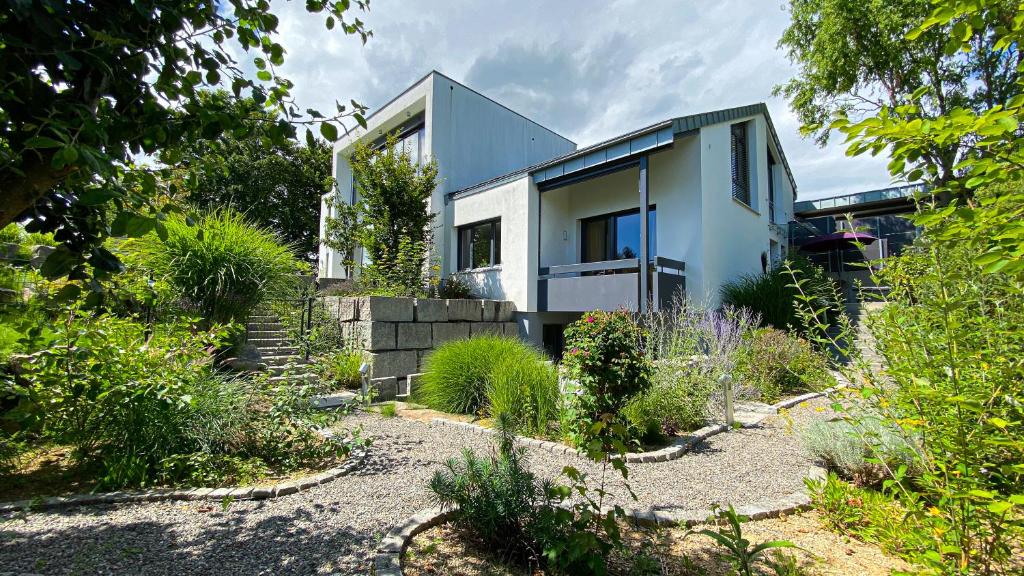 een huis midden in een tuin bij Black Forest Villa in Lahr