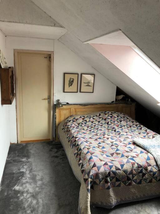 ein Schlafzimmer mit einem Bett im Dachgeschoss in der Unterkunft Mysigt men trångt vindsrum i Svinaberga! in Kivik