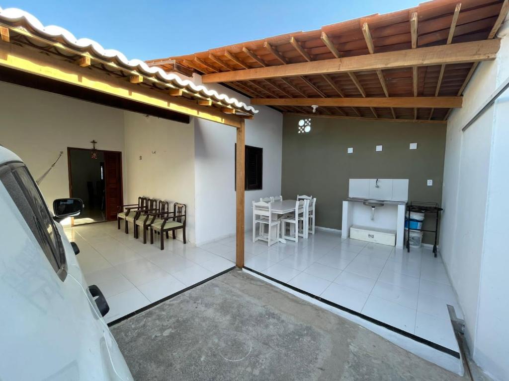 Blick auf eine Terrasse mit einem Tisch und Stühlen in der Unterkunft Casa Camocim in Camocim