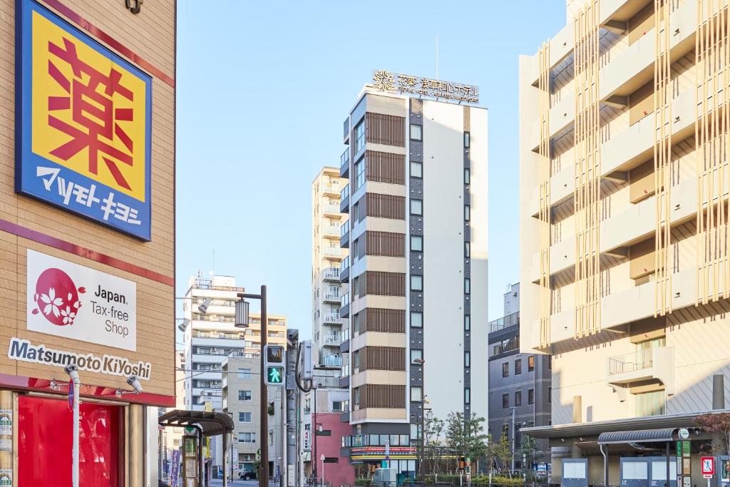 una calle de la ciudad con edificios altos en una ciudad en 花築浅草和心ホテル, en Tokio