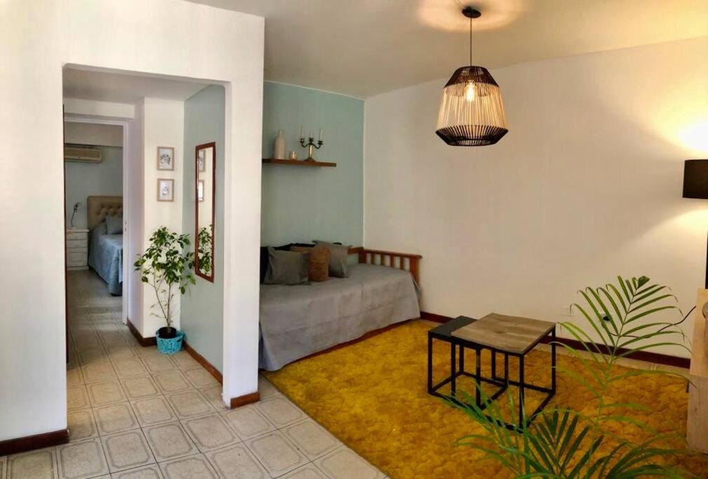 Sala de estar con cama y mesa en El cielo apartamento en Mendoza
