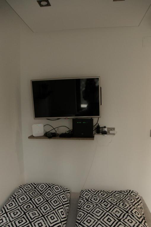 Telewizja i/lub zestaw kina domowego w obiekcie Kovács apartman Harkány