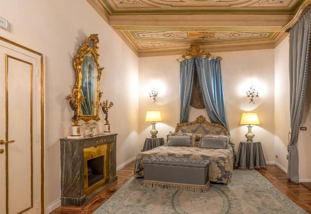 Łóżko lub łóżka w pokoju w obiekcie Residenza Ruspoli Bonaparte