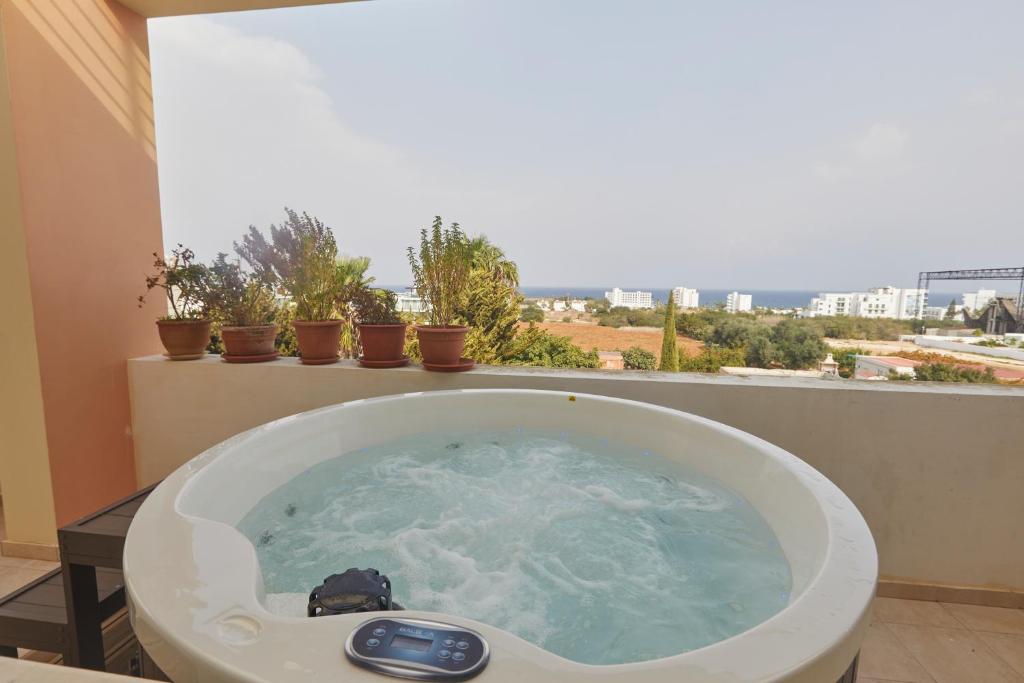 Fotografie z fotogalerie ubytování Spectacular Sea View, private jacuzzi & table pool v destinaci Protaras