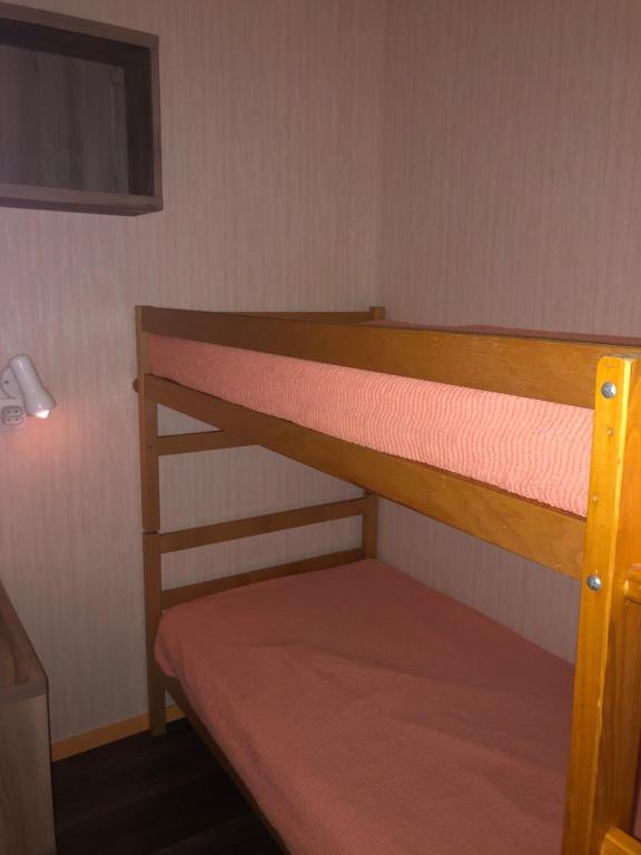 Uma ou mais camas em beliche em um quarto em APPARTEMENT 6 COUCHAGES PIAU ENGALY PIED DE PISTES