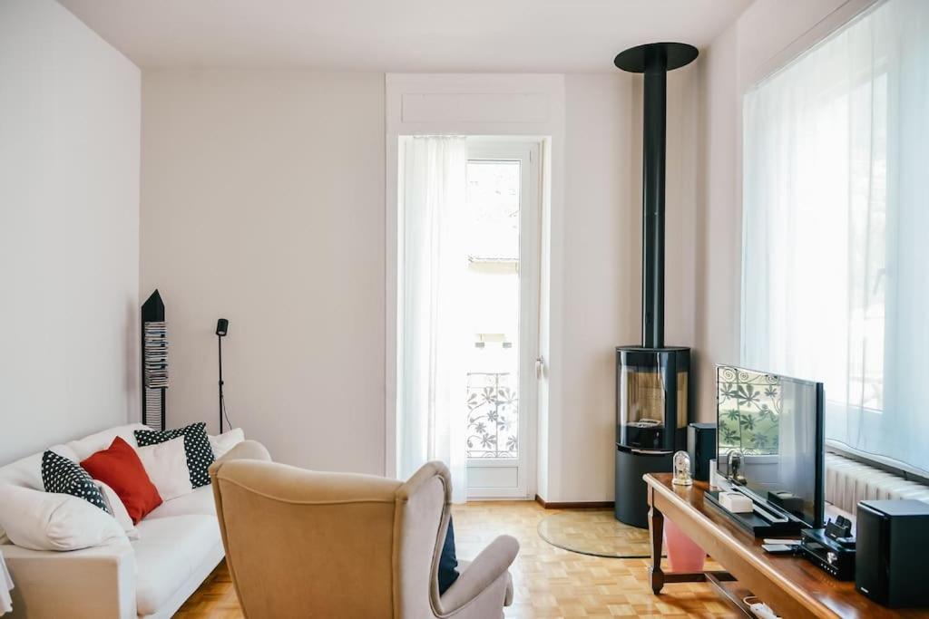 sala de estar con sofá blanco y TV en Casa Celio Ambrì, en Quinto