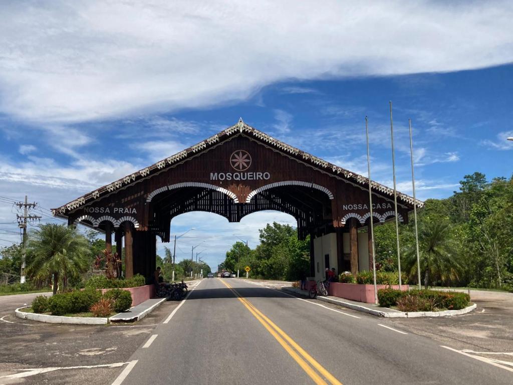 a road with an arch over a road at Casa de praia no Ariramba, Mosqueiro, Belém/PA. in Belém