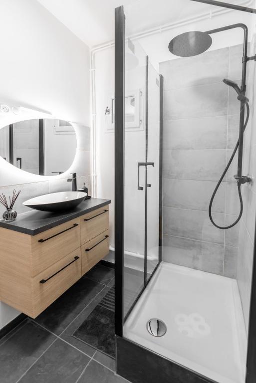 a bathroom with a shower and a sink at Studio inspiration hôtel standing Vieux-Port in Marseille