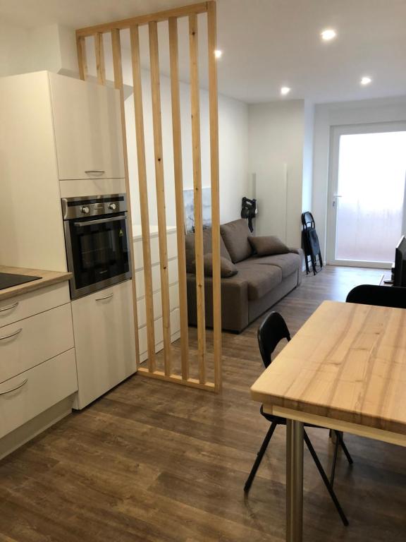 une cuisine et un salon avec un canapé et une table dans l'établissement Berck appartement cosy, à Berck-sur-Mer