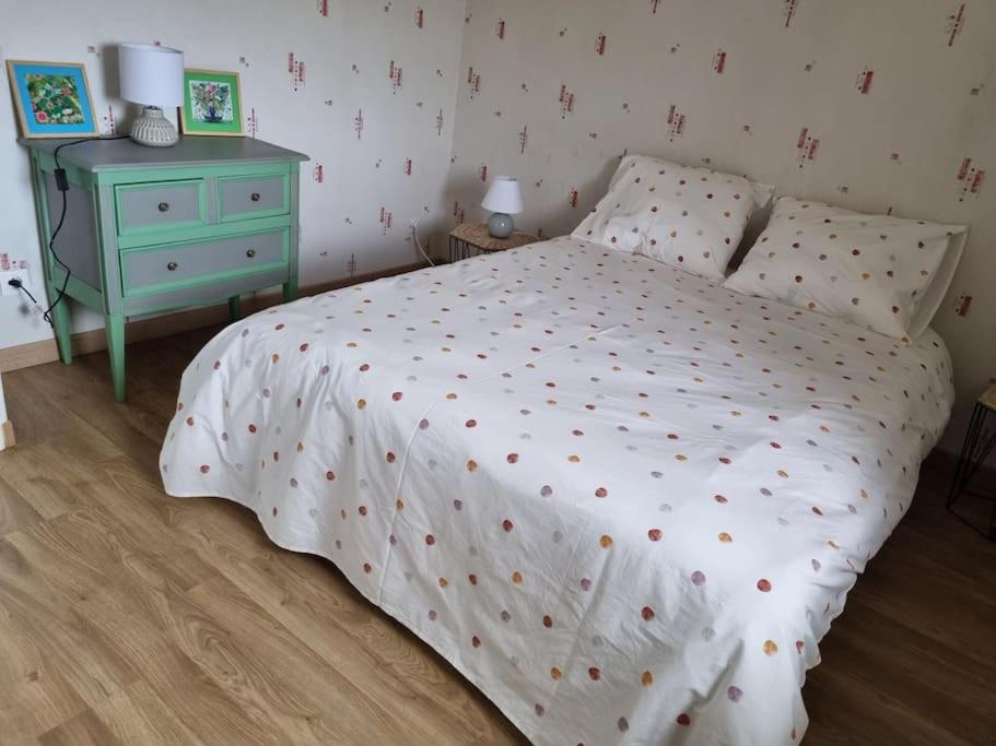 Ein Bett oder Betten in einem Zimmer der Unterkunft Jolie maison de garde barrière dans un jardin clos