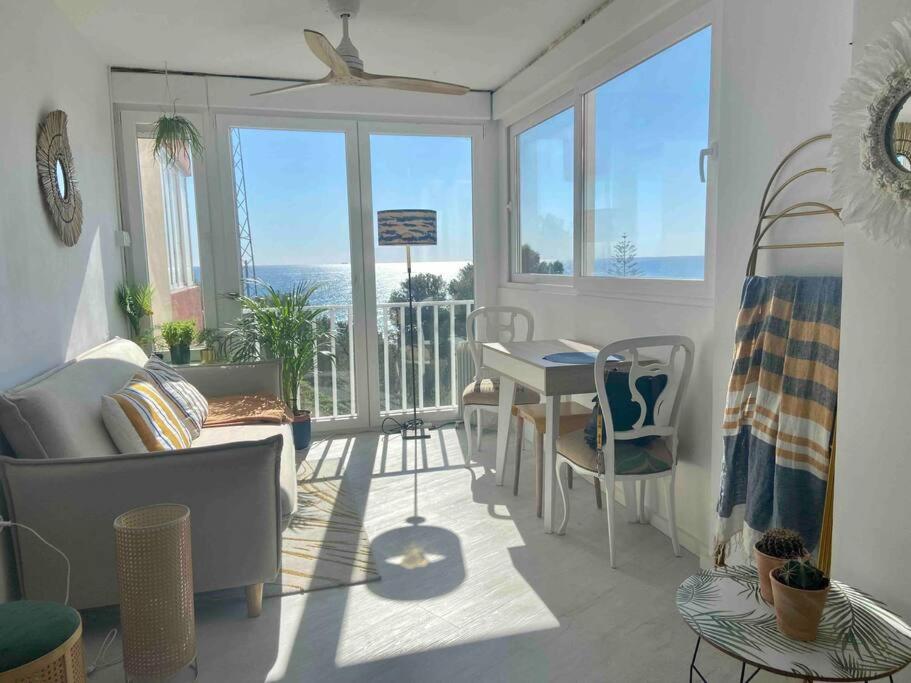 - un salon avec un canapé, une table et des chaises dans l'établissement Apartamento Sol, Benajarafe, à Benajarafe