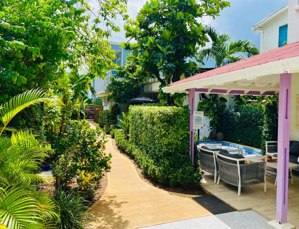 un patio con mesa y sillas junto a una casa en Summer House Inn San Andres en San Andrés