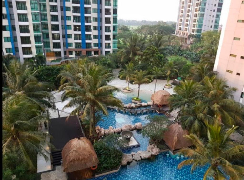 een luchtzicht op een resort met een zwembad bij Devmoon apartment - A Big & beautiful unit in the South of Jakarta in Jakarta