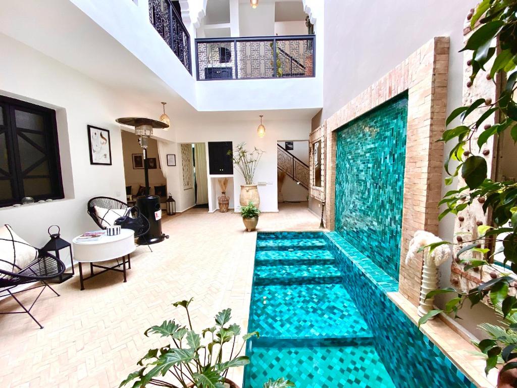 uma piscina no meio de uma casa em RIAD HAWWA JANNA - Privatif em Marrakech