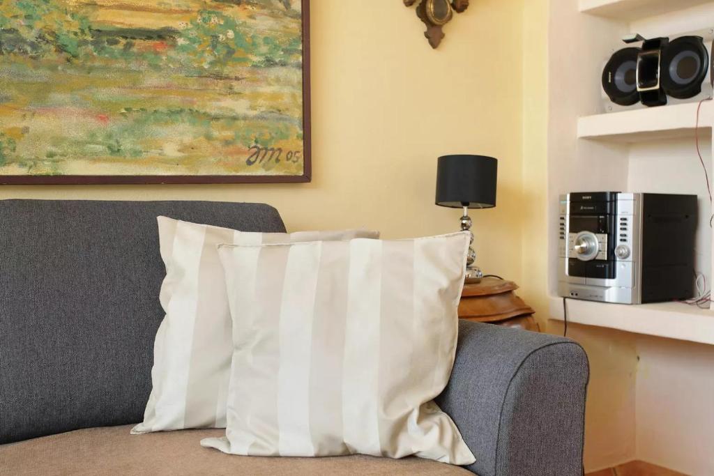 a pillow sitting on a couch in a living room at Casa Verde in Teguise