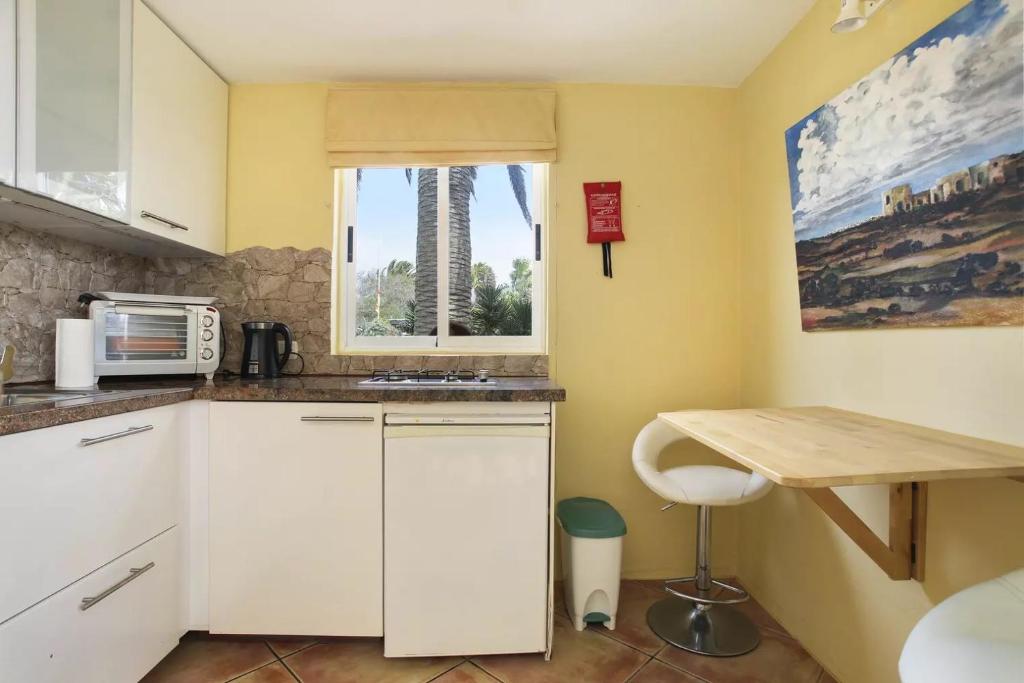 a small kitchen with a table and a window at Casa Verde in Teguise