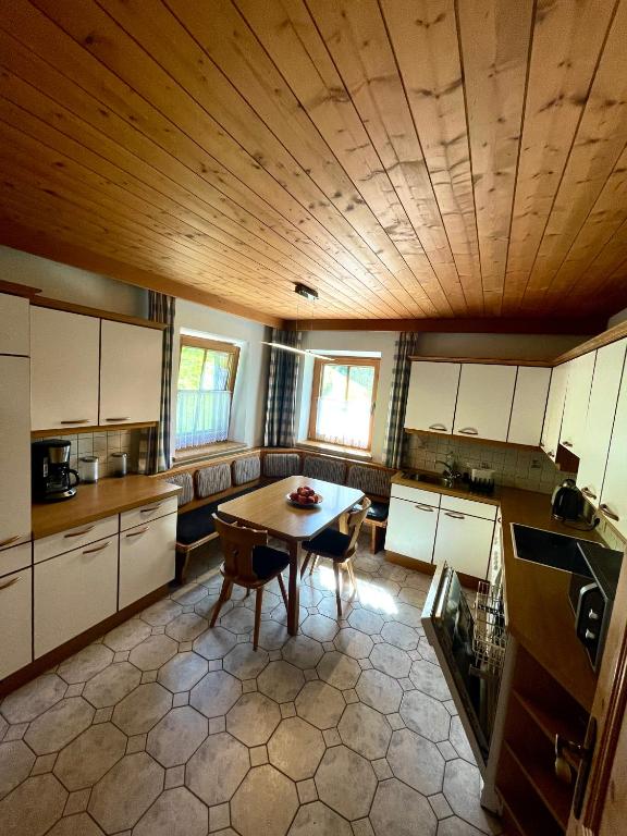 Kuchyň nebo kuchyňský kout v ubytování Alpine cottage with exceptional view