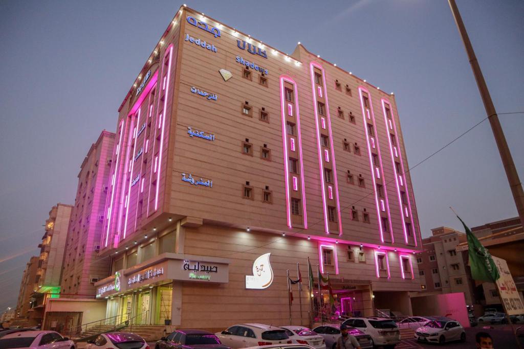 een gebouw met roze lichten aan de zijkant bij Jeddah Shadows Hotel in Jeddah