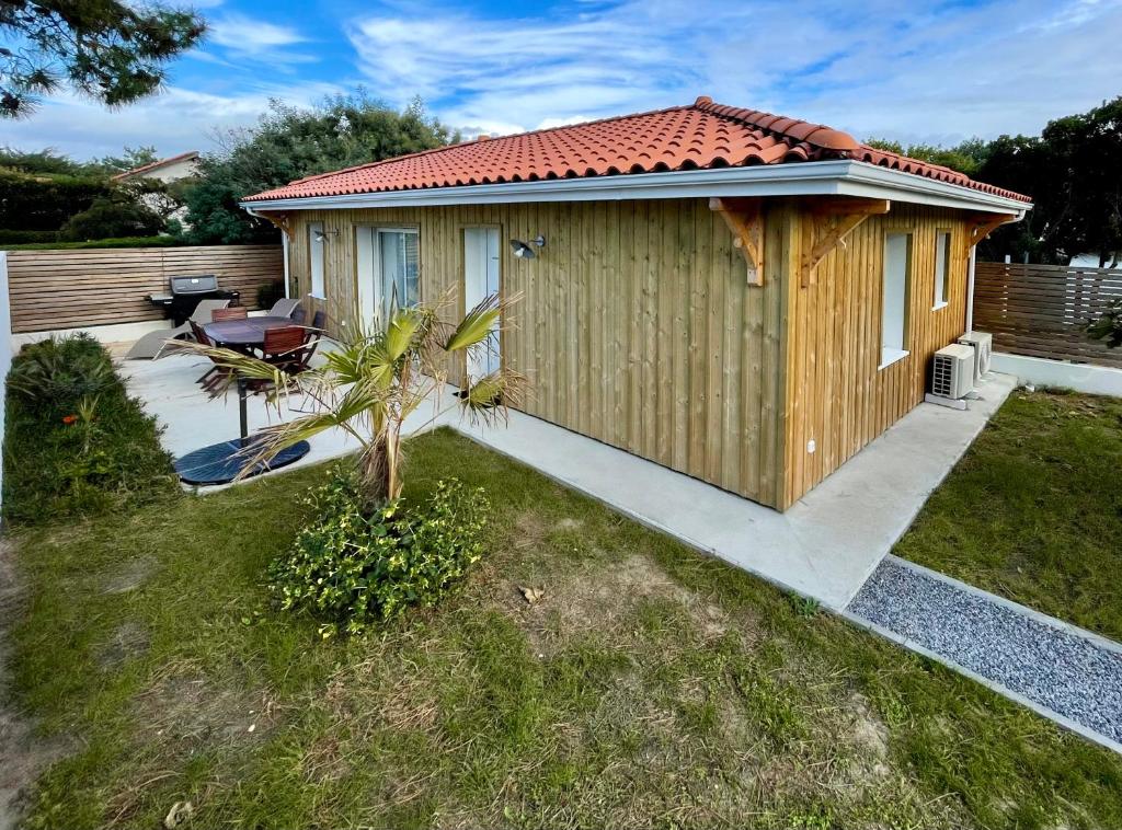 un piccolo edificio in legno con una casa di Maison 300m de l’océan, 4 a 6 personnes a Mimizan