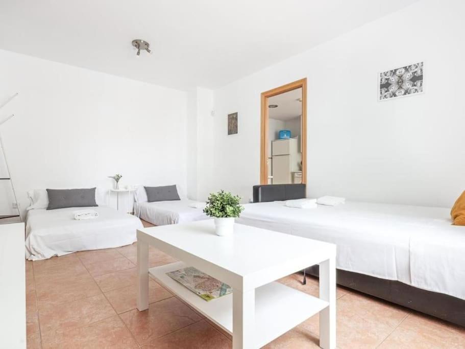 Postel nebo postele na pokoji v ubytování Alojamiento con piscina y parking en Sevilla