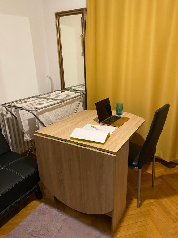 Postel nebo postele na pokoji v ubytování Colorful Urban Oasis