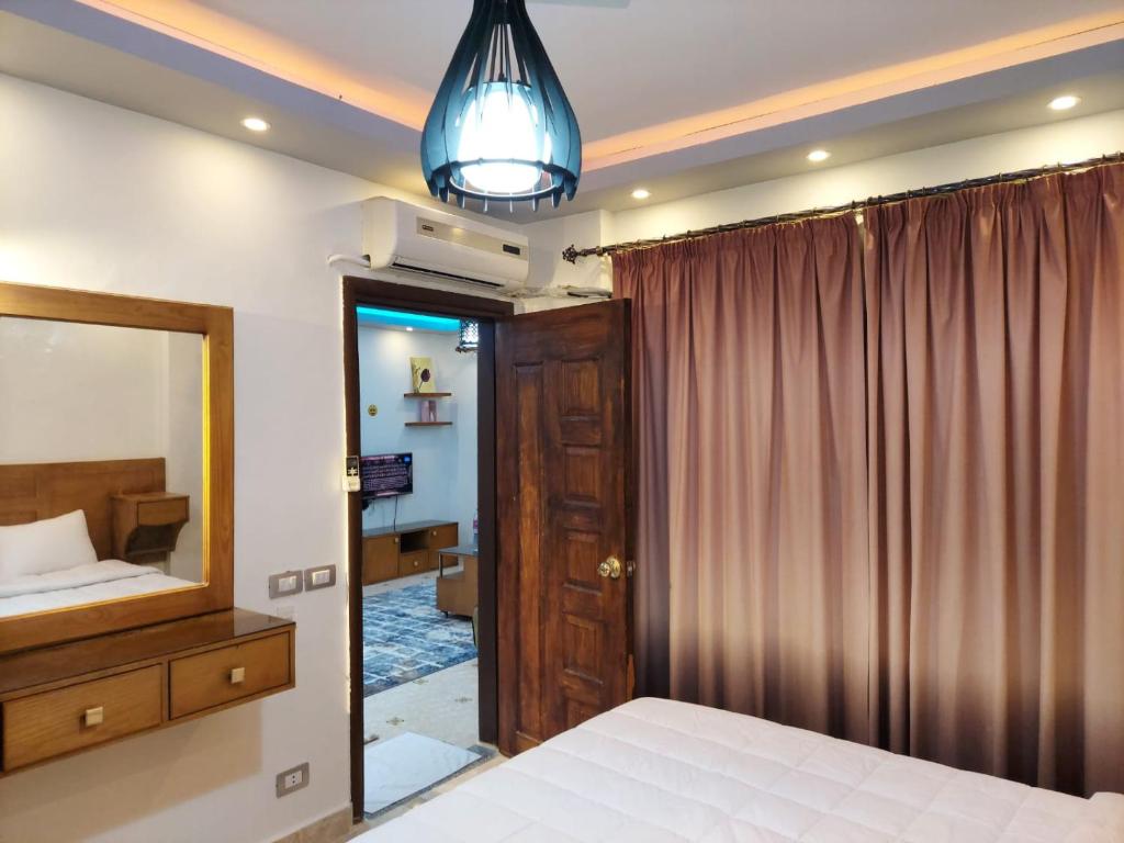 1 dormitorio con cama y espejo en قرية سيرا منطقة نبق مدينة شرم الشيخ جنوب سيناء en Sharm El Sheikh